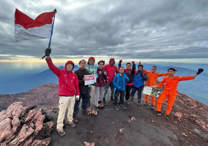 Menikmati Liburan dengan Mendaki Gunung